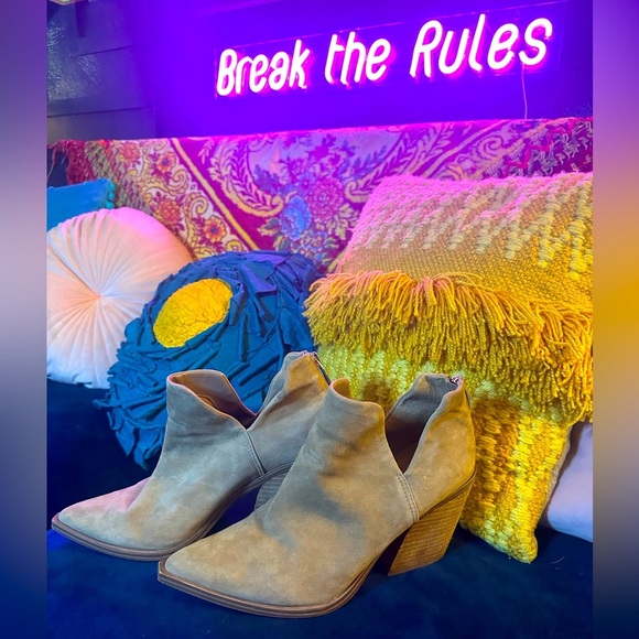 STEVE MADDEN Women's Tan Ankle boot with cut out Sz 8 - Picture 1 of 6